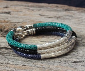 HAMMERED SILVER LEATHER BANGLE BRACELET : BLUE HAMMERED SILVER LEATHER BANGLE BRACELET : BLUE